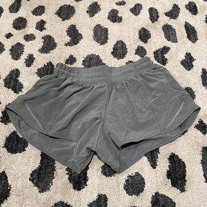 LULULEMON HOTTY HOT SHORT 2.5” - SIZE 4 🍋